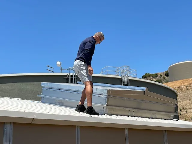 Roof hatch installed on a tank roof