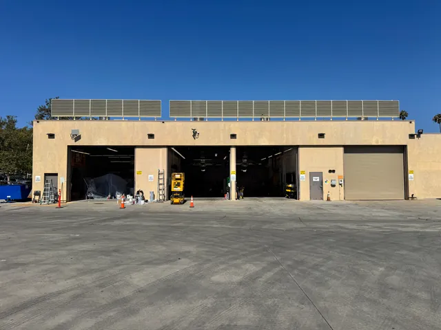 Commercial building with rooftop louver screens